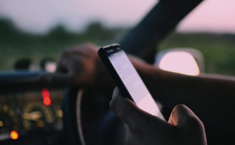 Celular é o principal “vilão” do trânsito, revela pesquisa