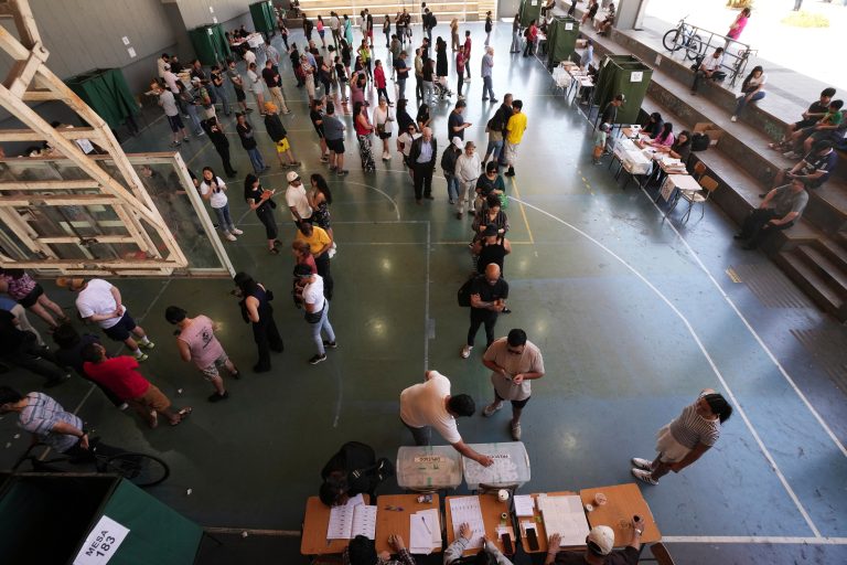 Chilenos vão às urnas em pleito com voto obrigatório para definir sucessor de Boric