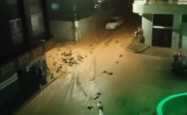 Chuva alaga ruas e arrasta veículos em cidades do ES