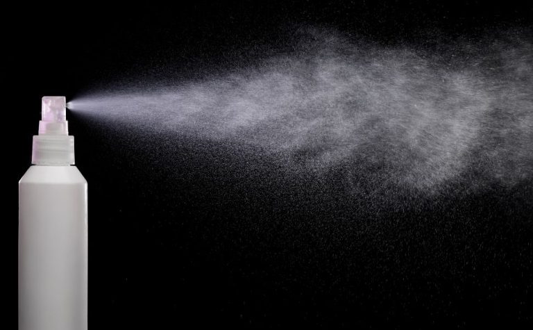 Cláudio Castro autoriza venda de spray de pimenta para mulheres em farmácias do Rio