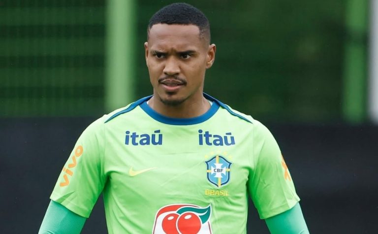 Com Hugo Souza lesionado, Ancelotti convoca o goleiro John, ex-Botafogo