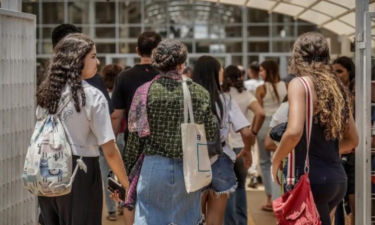 Concluintes de cursos de tecnologia fazem Enade 2025 neste domingo