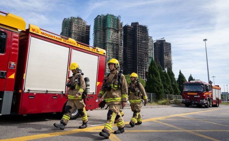 Corpos são achados em telhados e número de mortos em incêndio em Hong Kong sobe