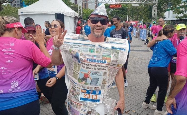 Corredor se fantasia de jornal A Tribuna em sua primeira participação