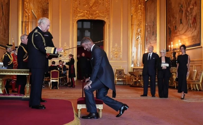 David Beckham é condecorado cavaleiro pelo rei Charles 3º. Veja vídeo