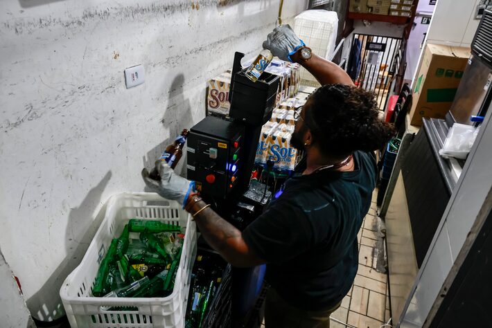 Descarte correto de garrafas é fundamental; projetos podem contribuir para segurança