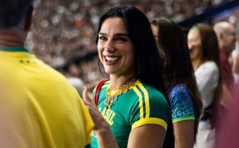 Dua Lipa encontra Sabrina Sato em ensaio da Vila Isabel e vai a jogo no Rio