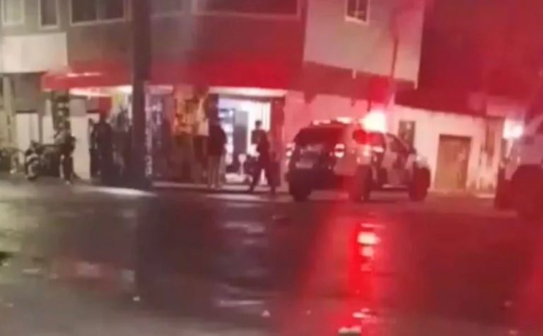 Encapuzados baleiam mulher e adolescente dentro de bar em Linhares