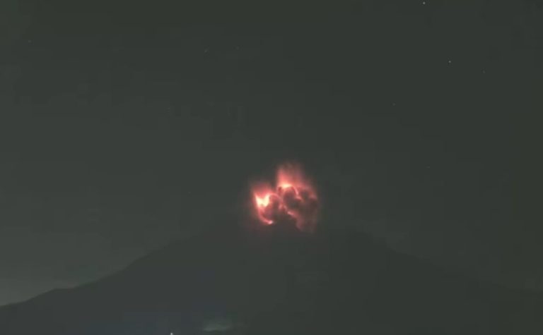 Erupção de vulcão no Japão levanta coluna de 4,4 km de cinzas e cancela voos