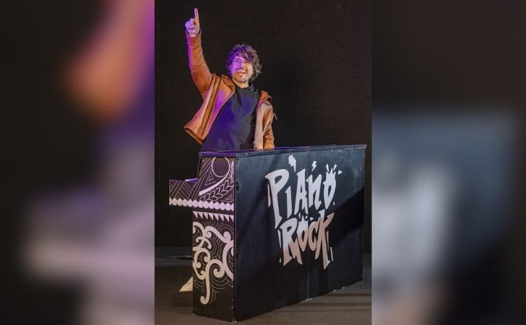 Espetáculo com hits do rock ao piano