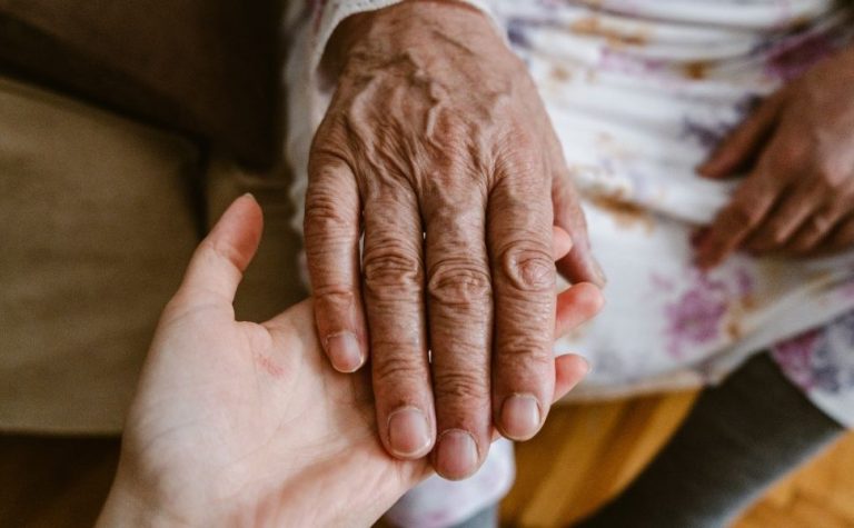Expectativa de vida no Brasil chega a 76,6 anos, diz IBGE
