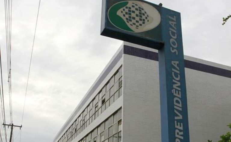 Fila do INSS é a maior da história com 2,8 milhões de pedidos de aposentadoria