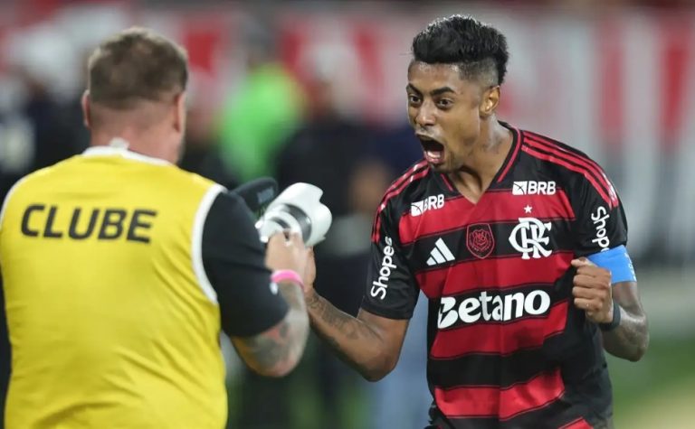 Fla vence, aproveita derrota do Palmeiras e volta a igualar rival