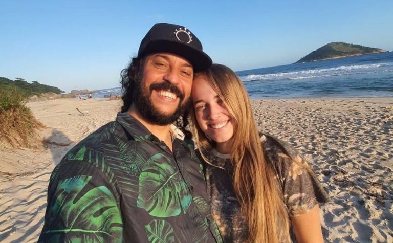 Gabriel O Pensador se casa com Gabriela Vicente em cerimônia intimista