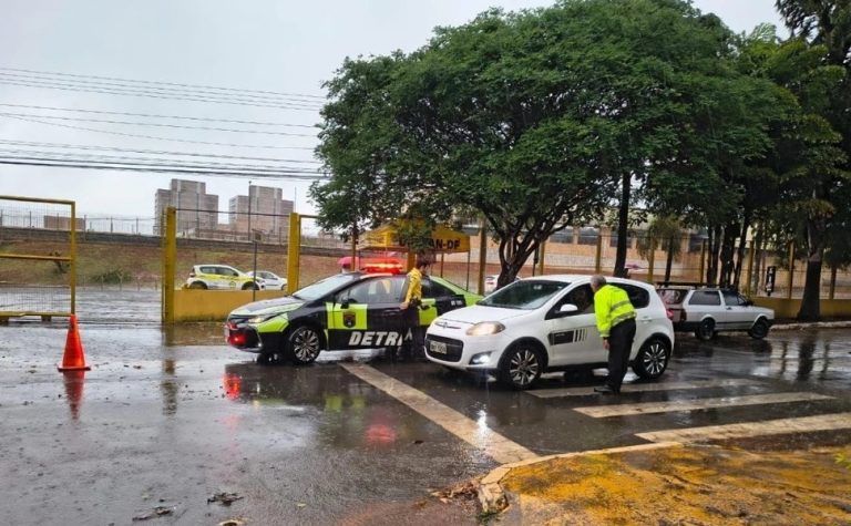Inabilitado, homem vai dirigindo ao Detran-DF para realizar prova teórica da CNH