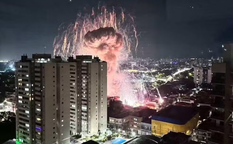 Incêndio e explosões são registrados na Avenida Salim Farah Maluf, zona leste de SP
