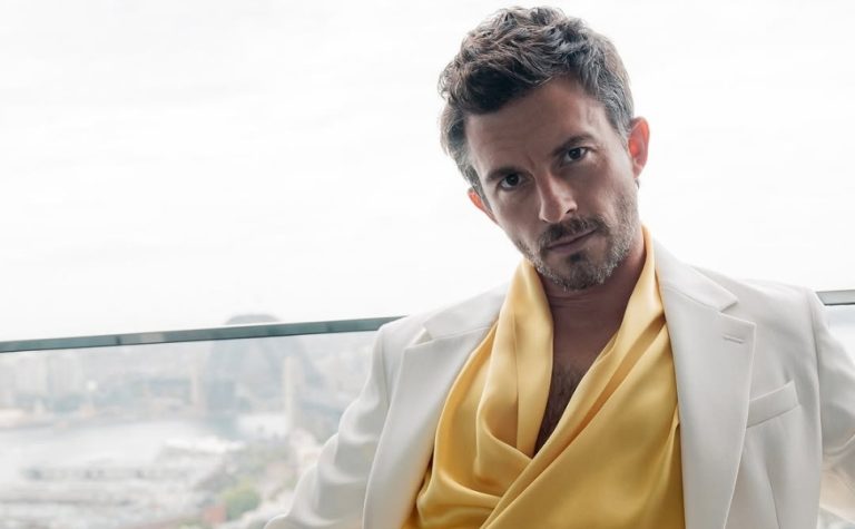 Jonathan Bailey é eleito o homem mais sexy do mundo pela People