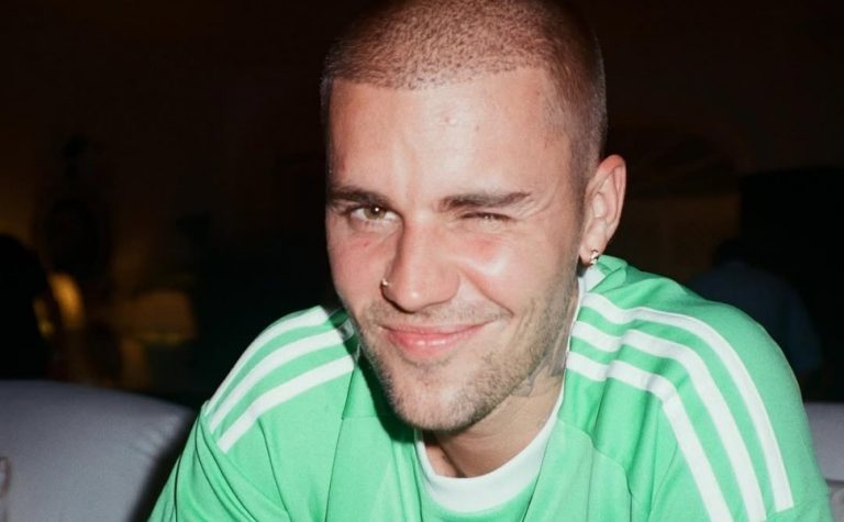 Justin Bieber relata queda de skate elétrico: “Até cantar, rir, tudo dói”