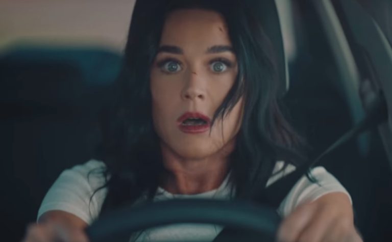 Katy Perry cai muito em vídeo com prévia de ‘Bandaids’