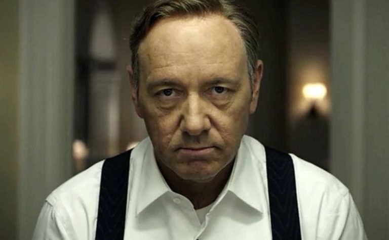Kevin Spacey diz estar sem casa e ‘morando em hotéis’