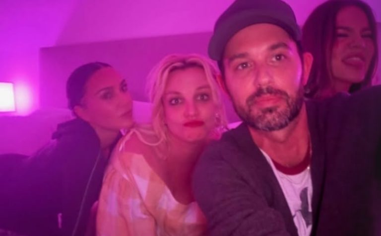 Kim Kardashian recebe Britney Spears para noite do pijama na Califórnia