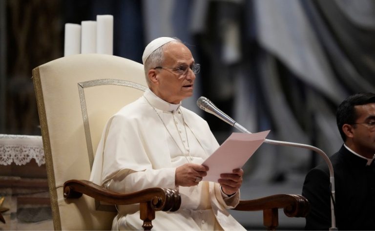 Papa afirma que Jesus é único Salvador e explica regras para veneração a Maria