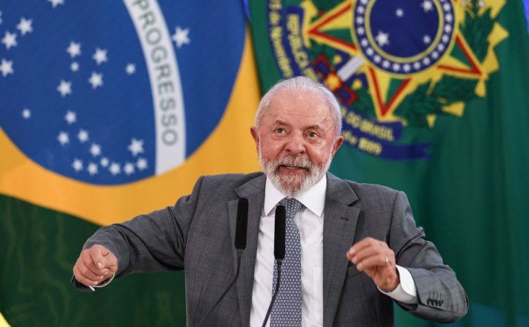 Lula sanciona lei que proíbe linguagem neutra nos governos
