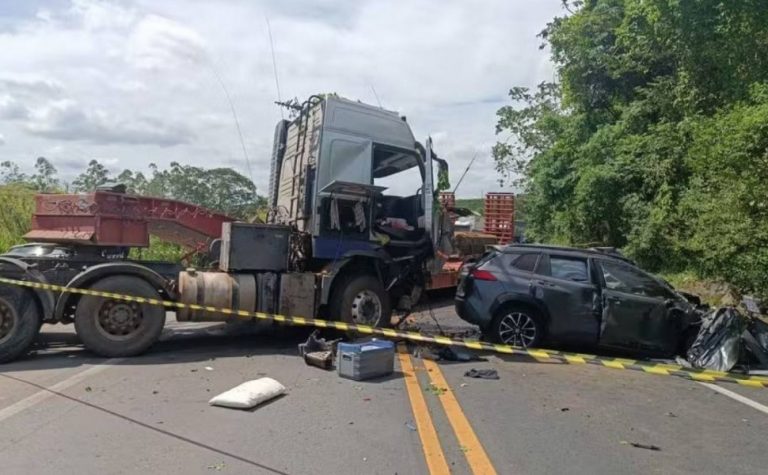 Mãe e filho morrem em acidente na BR-101; pista ficou interditada por 5 horas