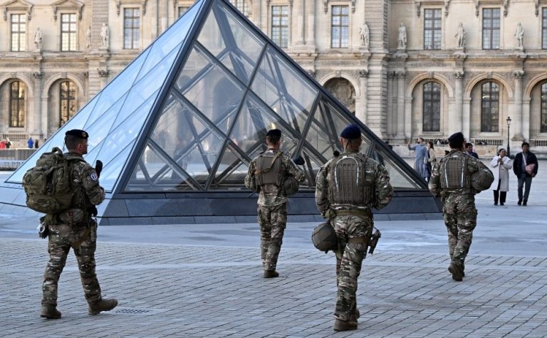 Mais quatro pessoas são presas pelo roubo de joias do Museu do Louvre