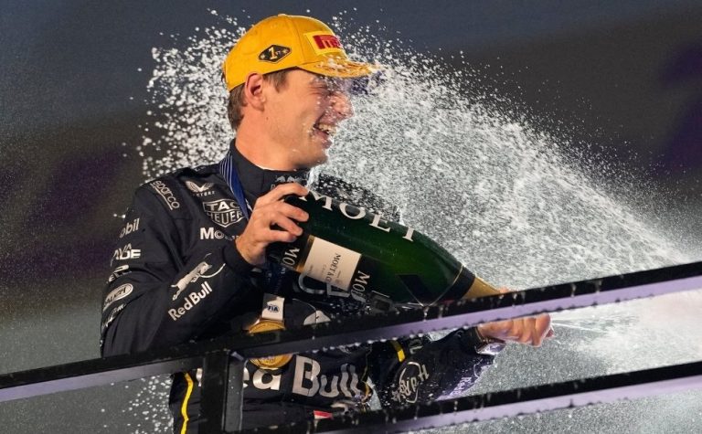 McLaren punida e Verstappen renova sonho do penta
