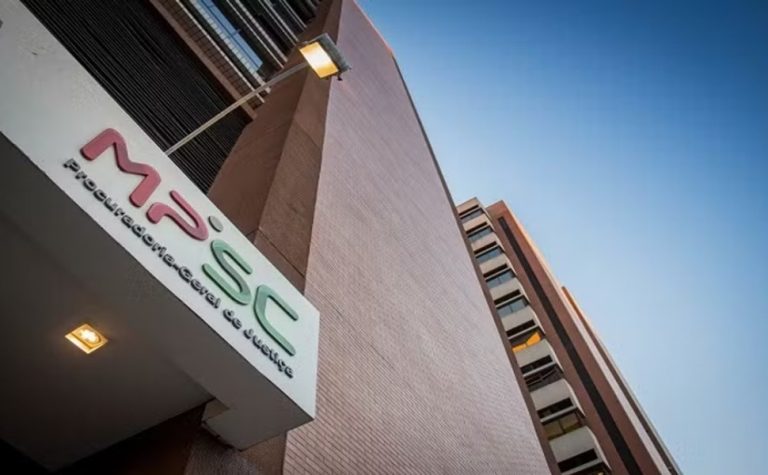 Menina de 13 anos vai registrar bebê e padrasto é preso por estupro em SC