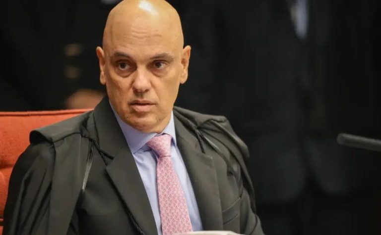 Moraes manda Bolsonaro explicar uso de celular por Nikolas em visita