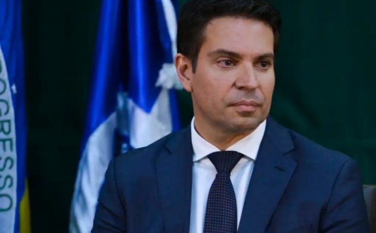 Moraes manda prender Alexandre Ramagem após ida aos EUA