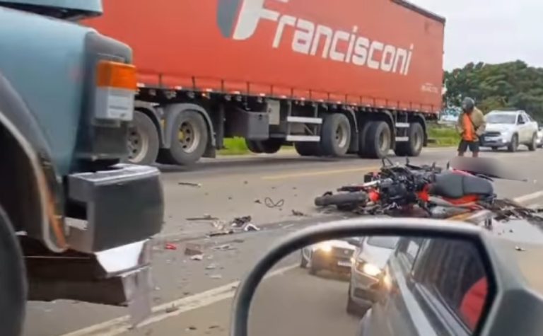 Motociclista morre em acidente com caminhão na BR-101 em Linhares
