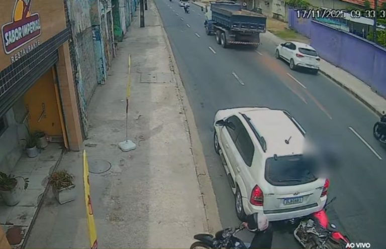 Motociclista por aplicativo morre atropelado após queda na Rua Imperial, no Recife