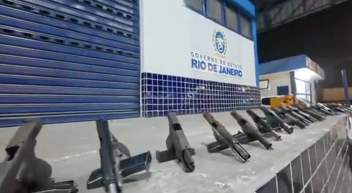 Mulher é presa com 30 pistolas que seriam entregues ao Comando Vermelho no Complexo do Alemão