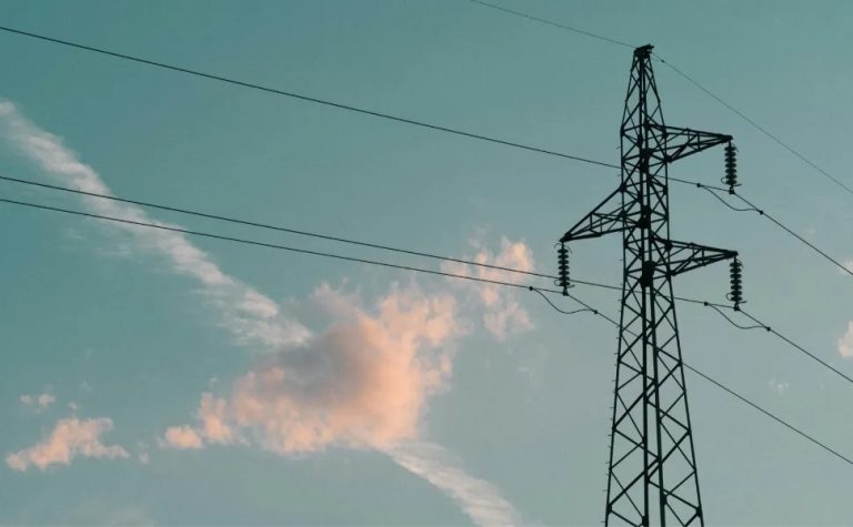 Ventania causa falta de luz em bairro de Vitória