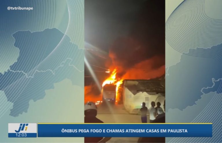 Ônibus pega fogo em Paulista, destrói imóveis e mobiliza Defesa Civil