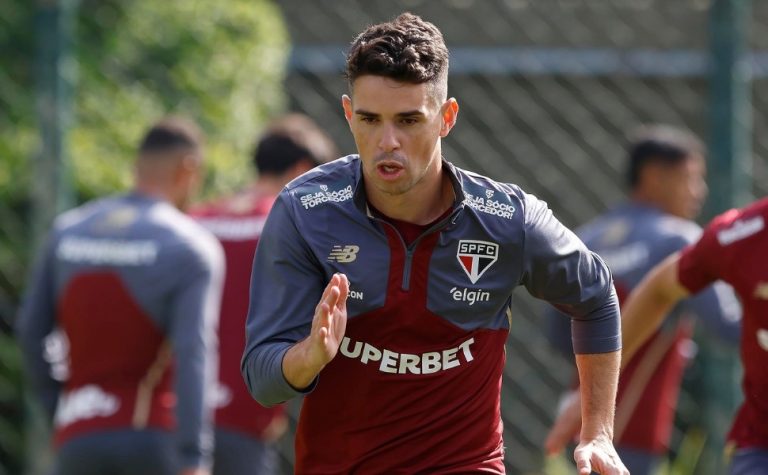 Oscar, do São Paulo, teve síncope vasovagal e segue internado