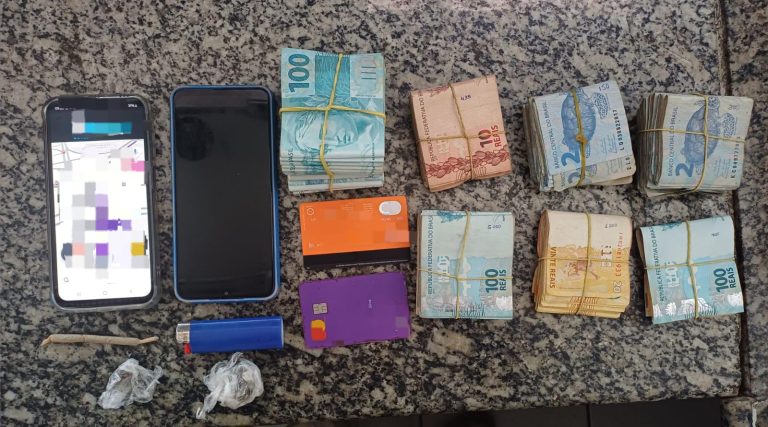 PRF apreende mais de R$27 mil e drogas com dupla no Recife