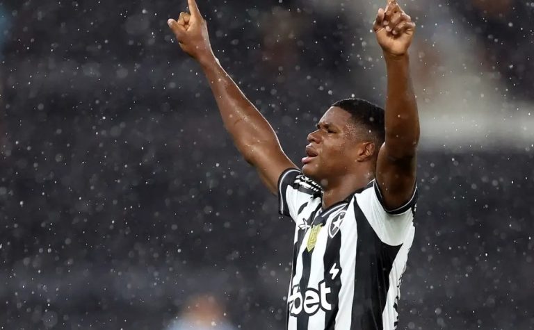 Panamenho José Kadir leva Botafogo à vitória no Brasileiro