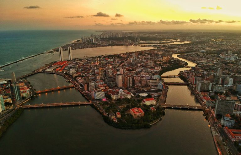 Pernambuco cresce menos que o Brasil e mantém 2º lugar do Nordeste no PIB de 2023