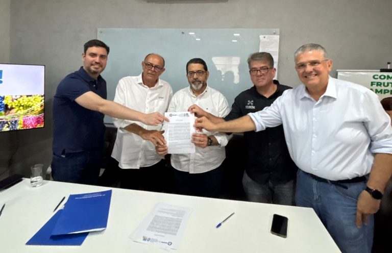 Pernambuco firma protocolo para retomar exportações de frutas do Vale por Suape