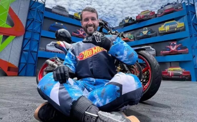Piloto de motocicleta morre durante apresentação no Beto Carrero World