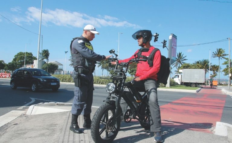 Policial tira dúvidas sobre novas regras para motos e bikes elétricas
