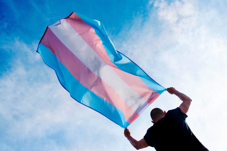 Preconceito dificulta rastreio e tratamento de câncer em pessoas trans