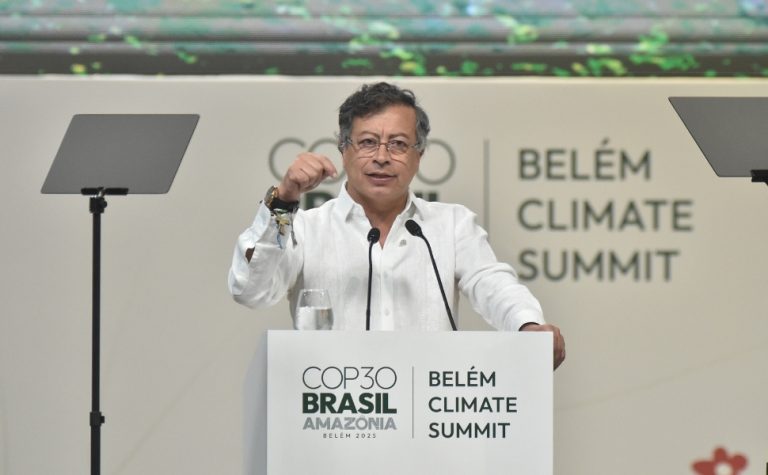 Presidente colombiano ataca ausência dos EUA e chama Trump de inimigo da humanidade