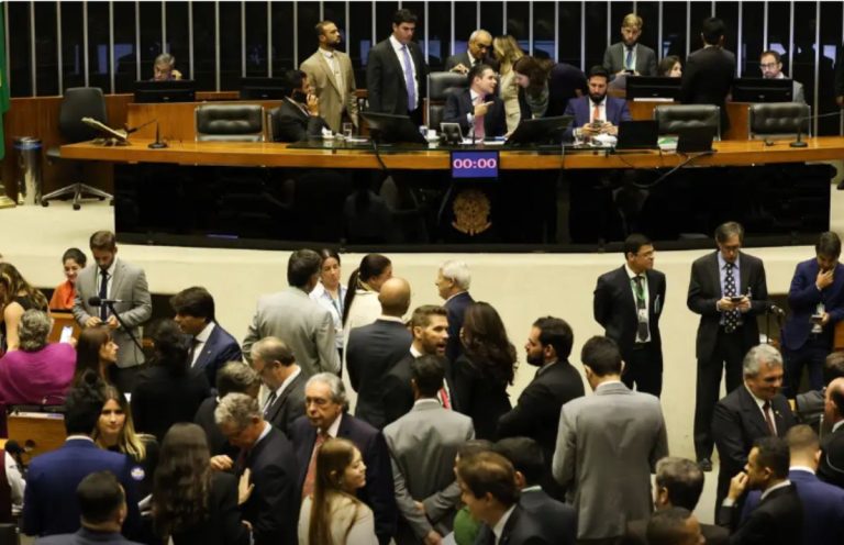 Projeto que dificulta aborto de criança estuprada divide votos da bancada de PE