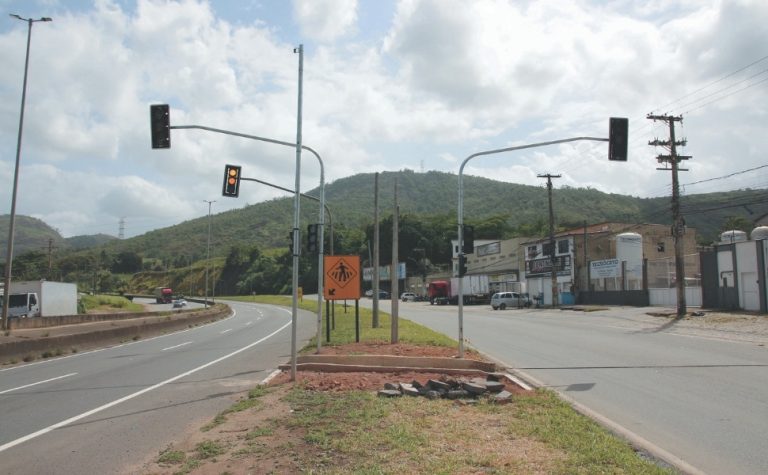 Radares na BR-101, em Viana, começam a ser instalados