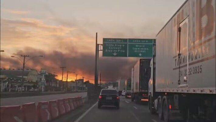 Rio tem tiroteio pelo segundo dia consecutivo; operação fecha Avenida Brasil